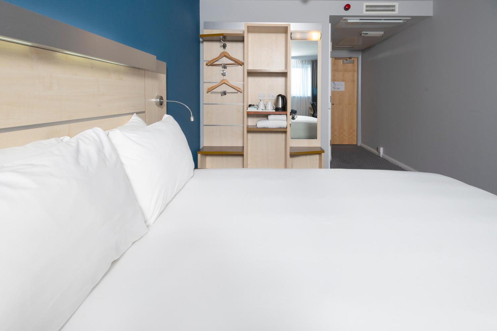Holiday Inn Express Swindon City Centre By Ihg Extérieur photo