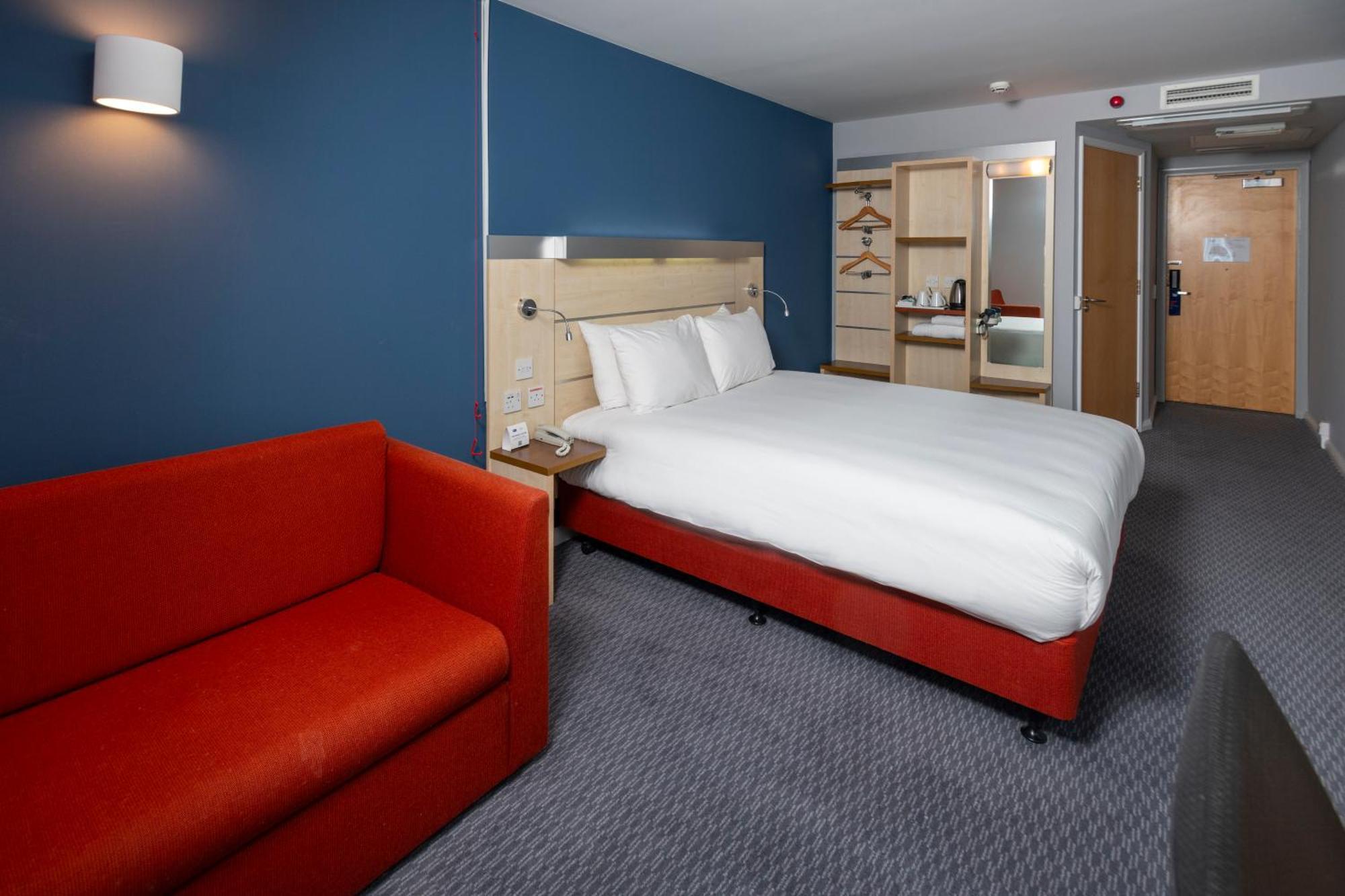Holiday Inn Express Swindon City Centre By Ihg Extérieur photo
