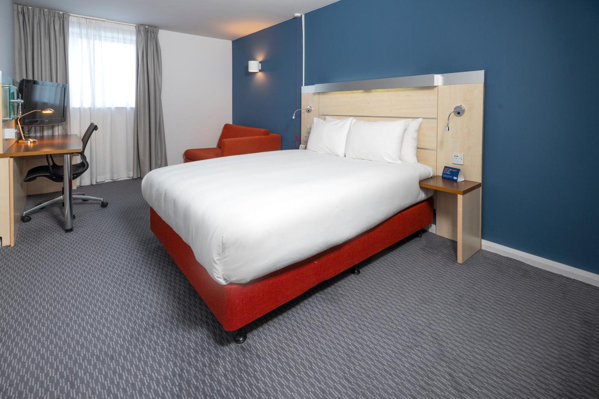 Holiday Inn Express Swindon City Centre By Ihg Extérieur photo