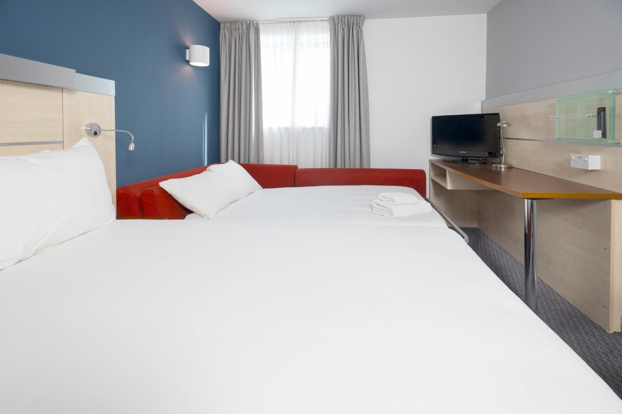 Holiday Inn Express Swindon City Centre By Ihg Extérieur photo