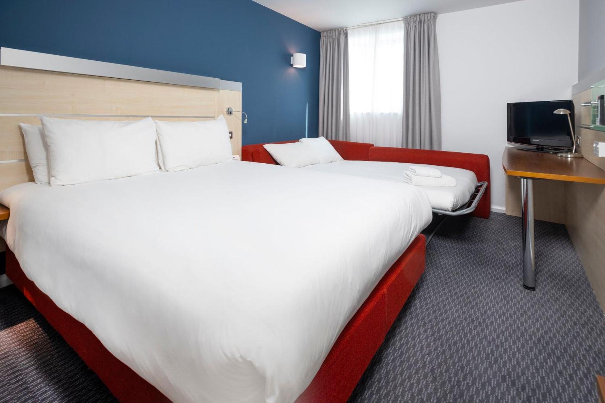Holiday Inn Express Swindon City Centre By Ihg Extérieur photo