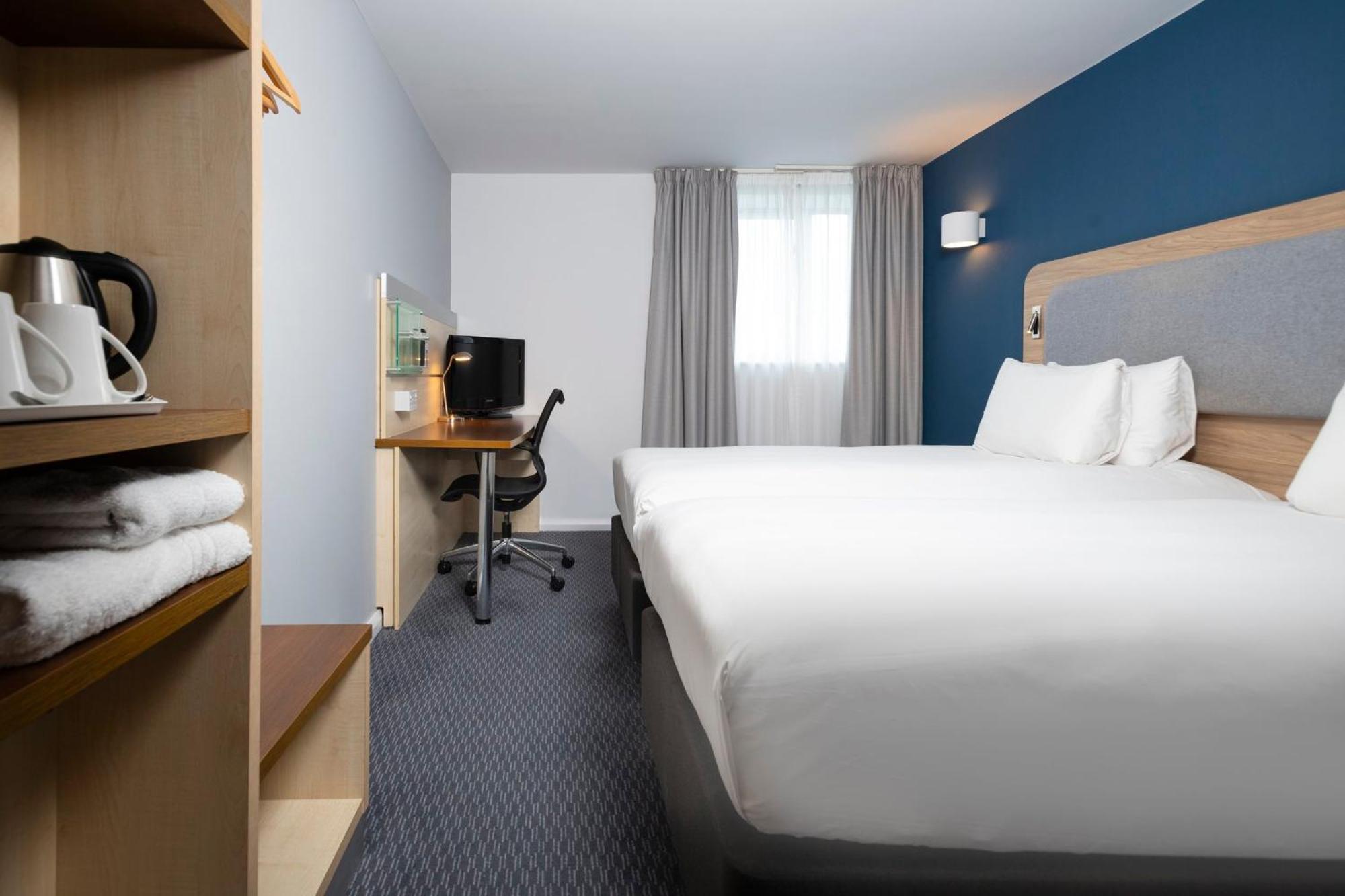 Holiday Inn Express Swindon City Centre By Ihg Extérieur photo