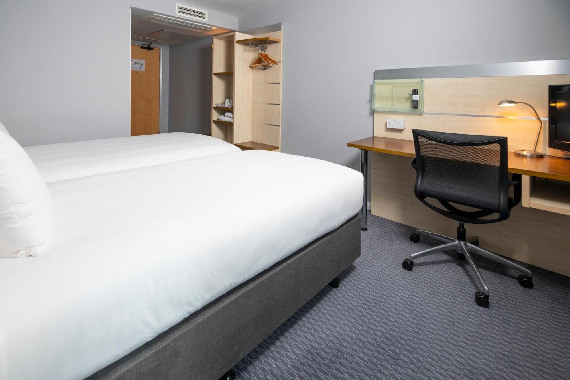 Holiday Inn Express Swindon City Centre By Ihg Extérieur photo