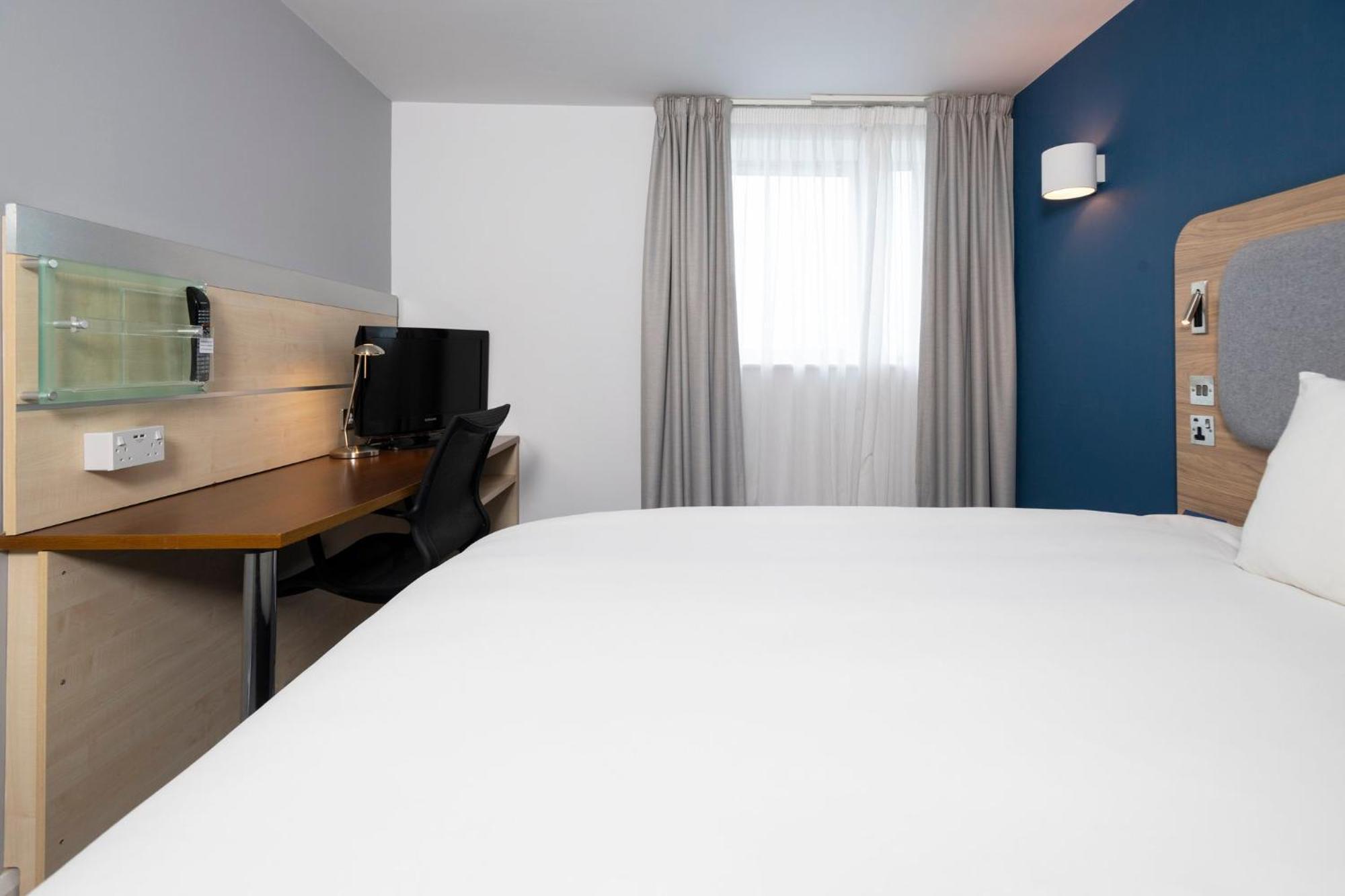 Holiday Inn Express Swindon City Centre By Ihg Extérieur photo