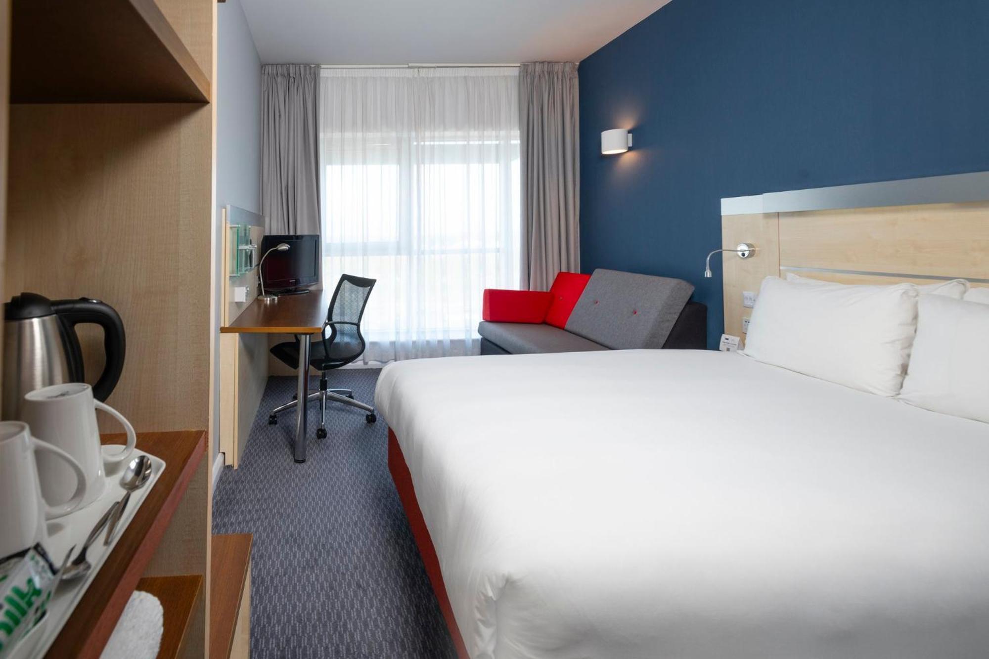 Holiday Inn Express Swindon City Centre By Ihg Extérieur photo