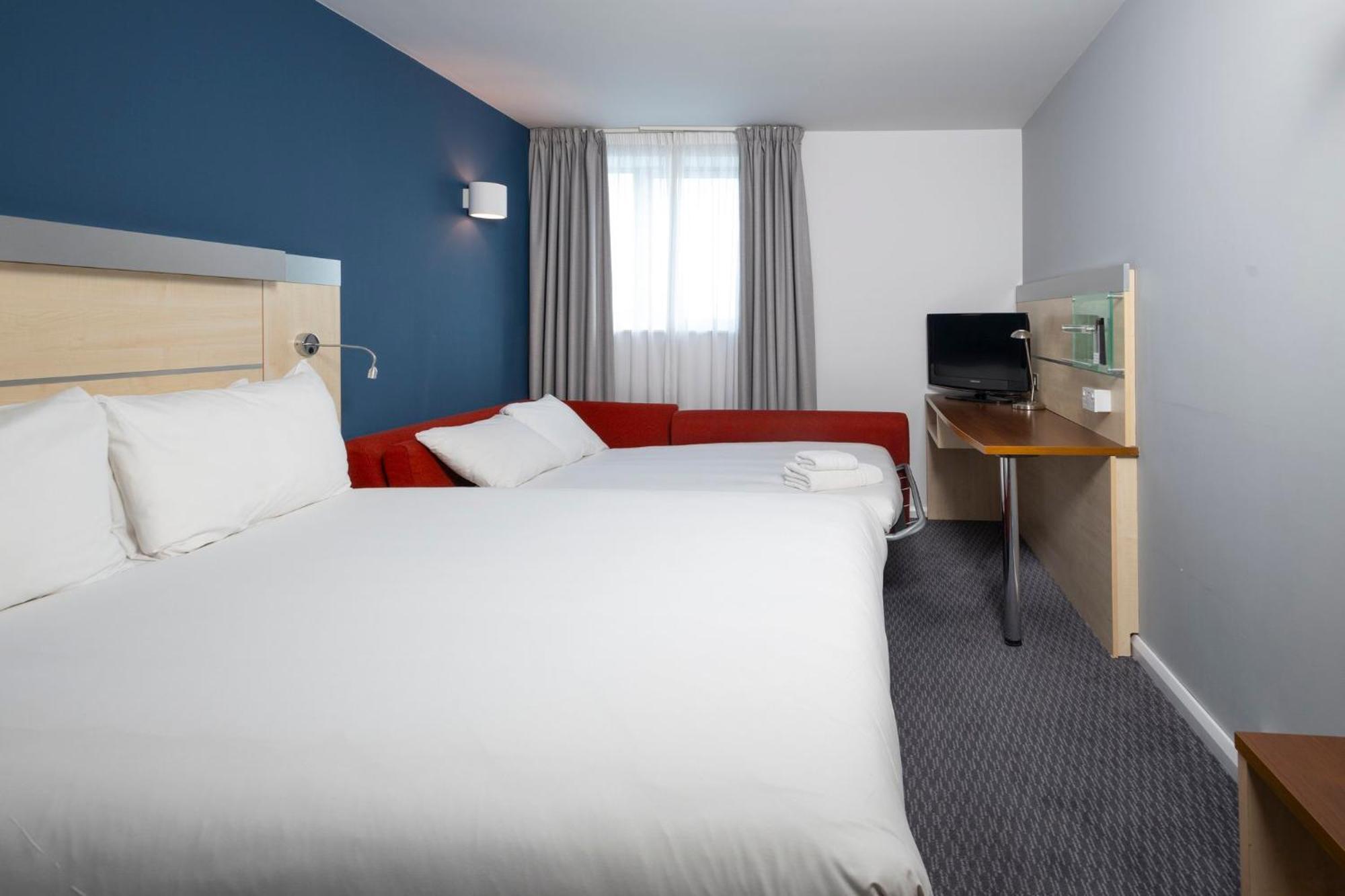 Holiday Inn Express Swindon City Centre By Ihg Extérieur photo
