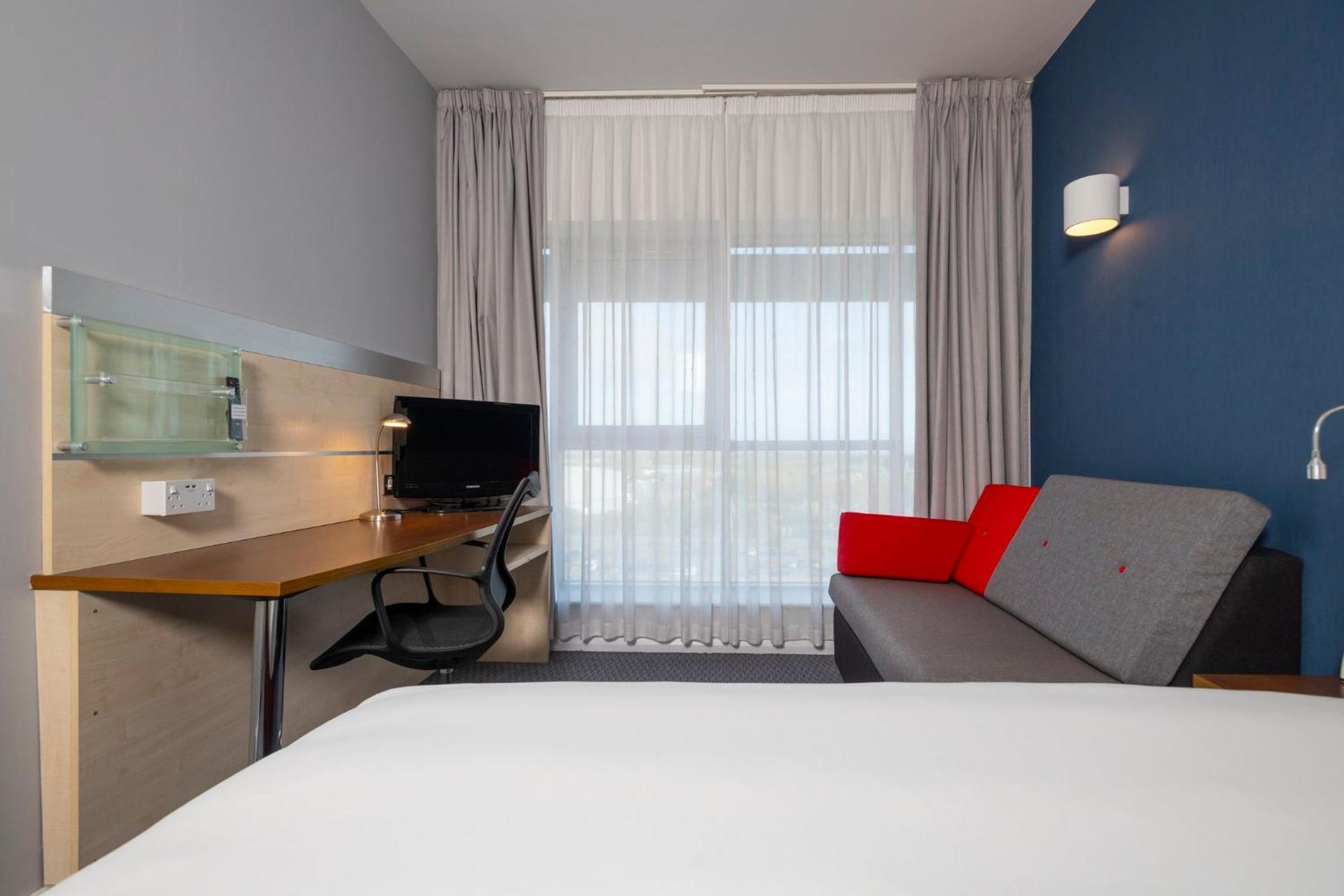 Holiday Inn Express Swindon City Centre By Ihg Extérieur photo