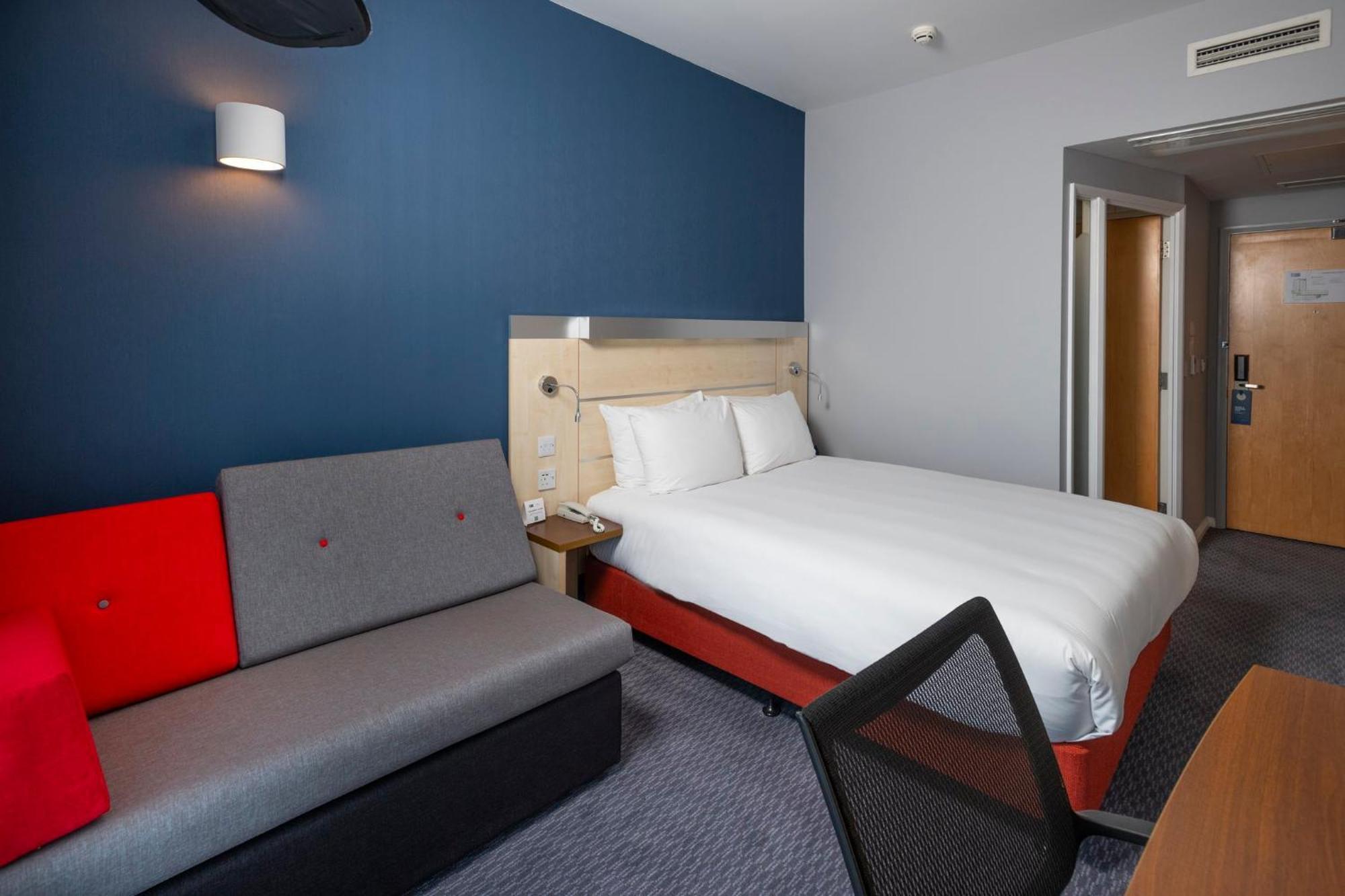 Holiday Inn Express Swindon City Centre By Ihg Extérieur photo