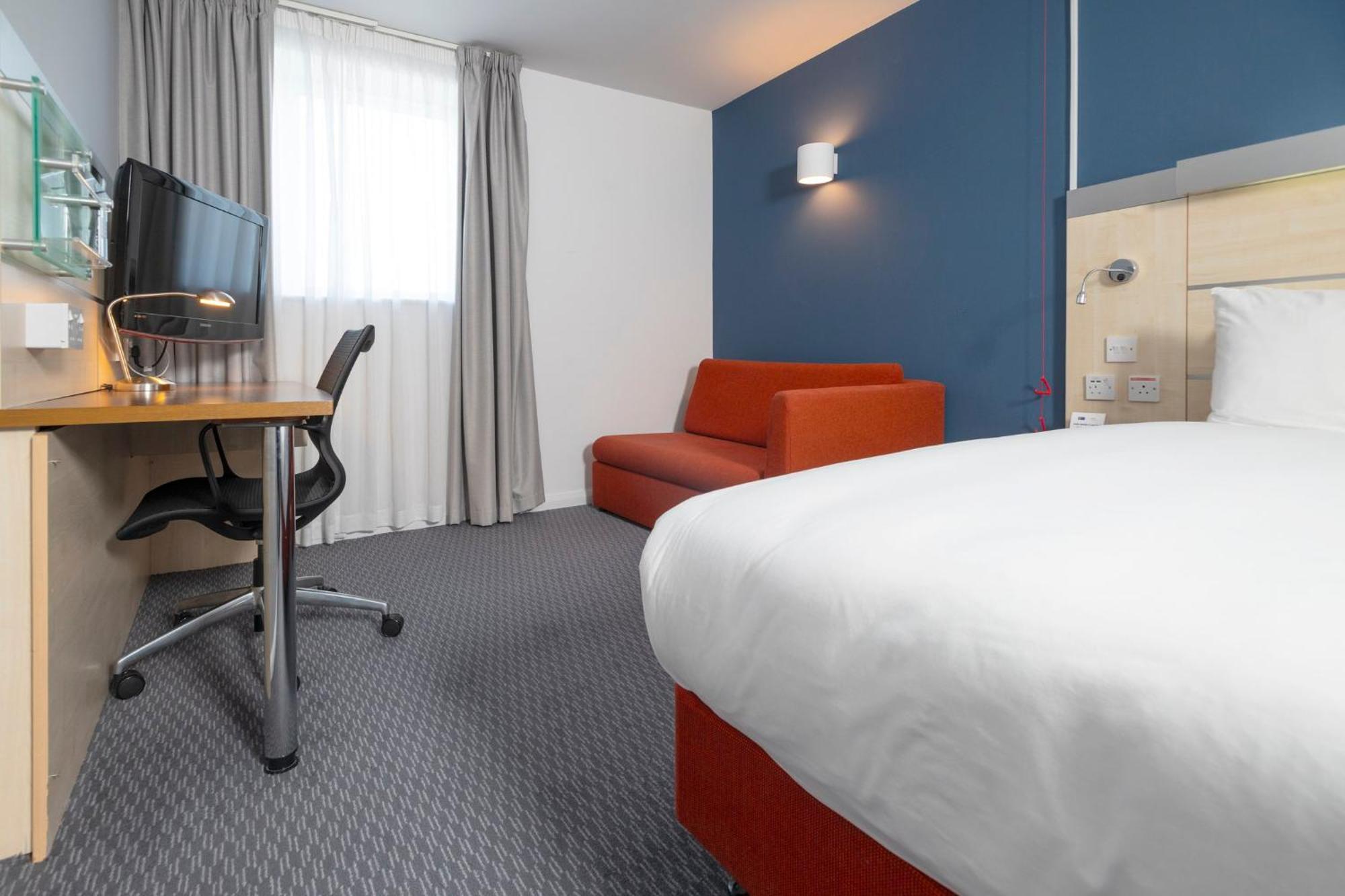 Holiday Inn Express Swindon City Centre By Ihg Extérieur photo