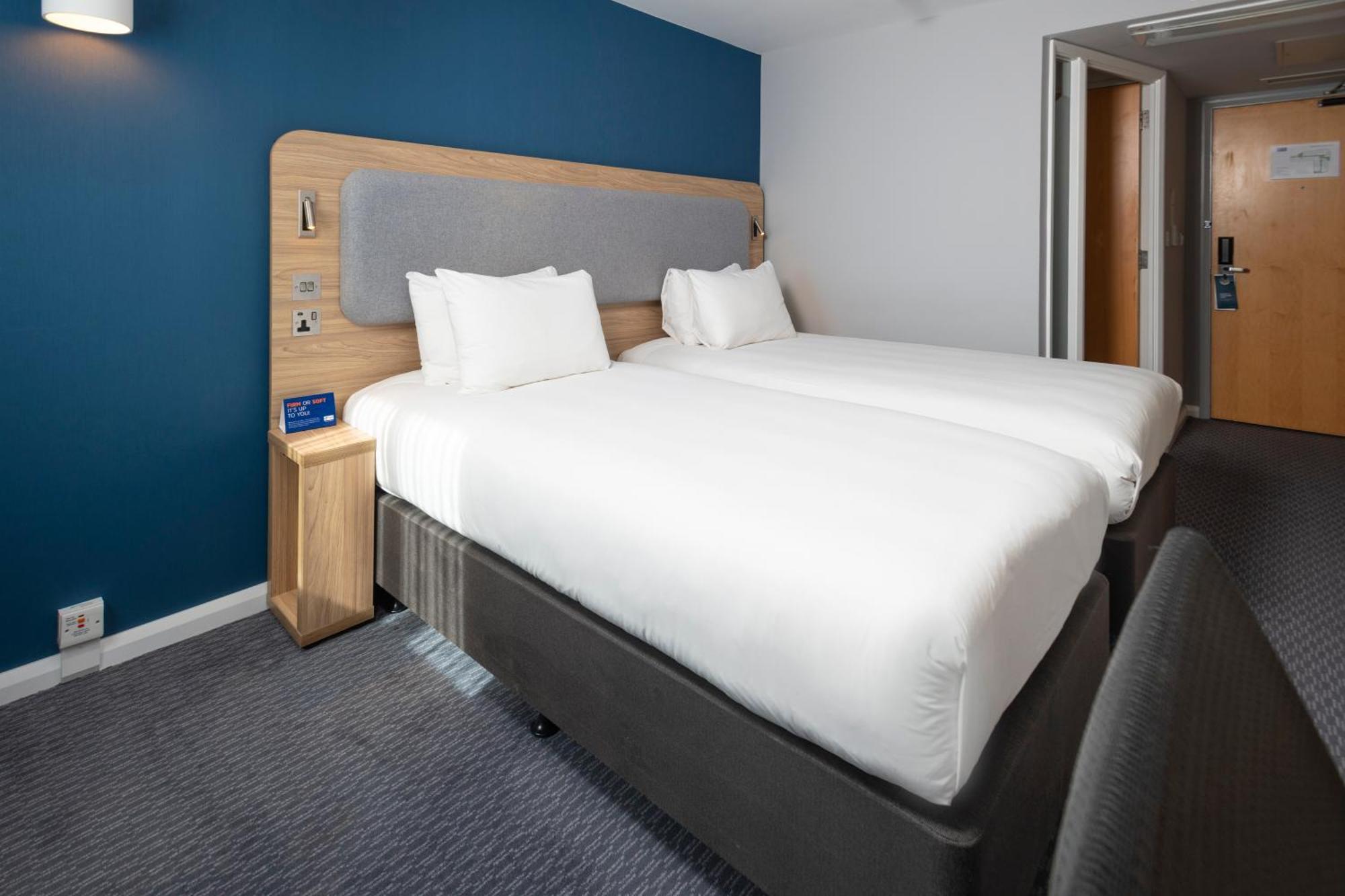 Holiday Inn Express Swindon City Centre By Ihg Extérieur photo