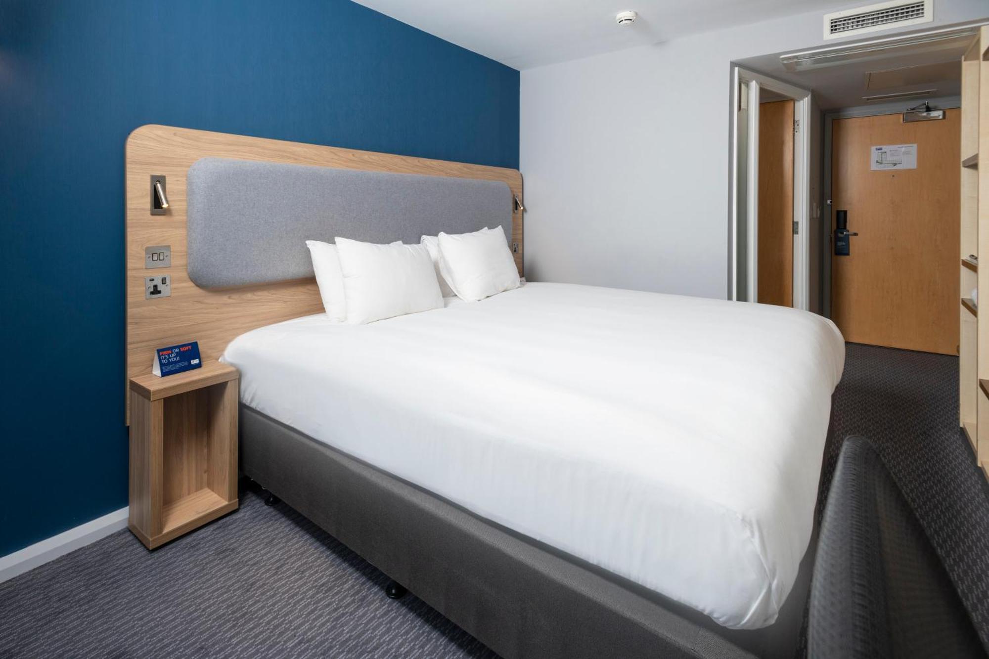 Holiday Inn Express Swindon City Centre By Ihg Extérieur photo