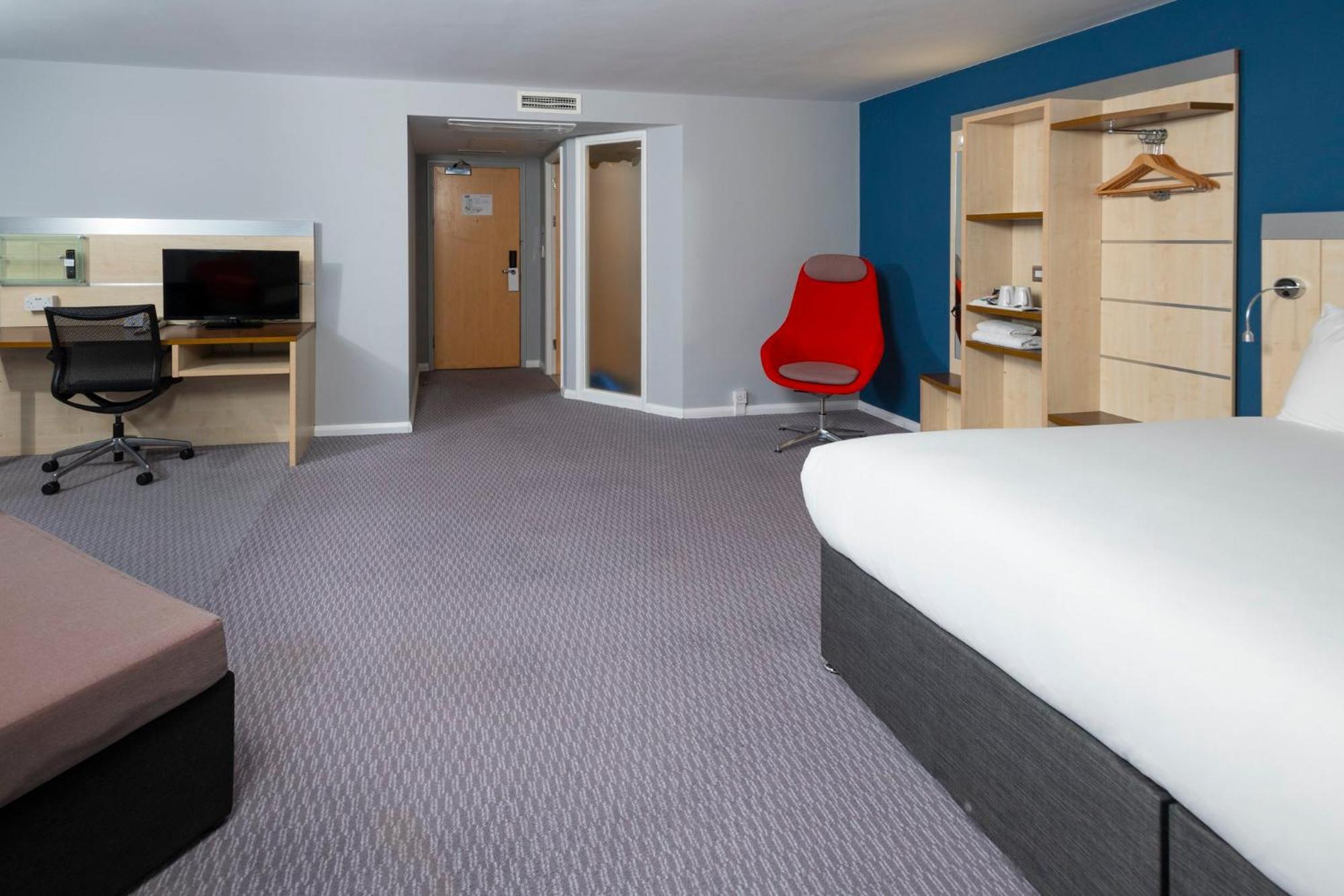 Holiday Inn Express Swindon City Centre By Ihg Extérieur photo