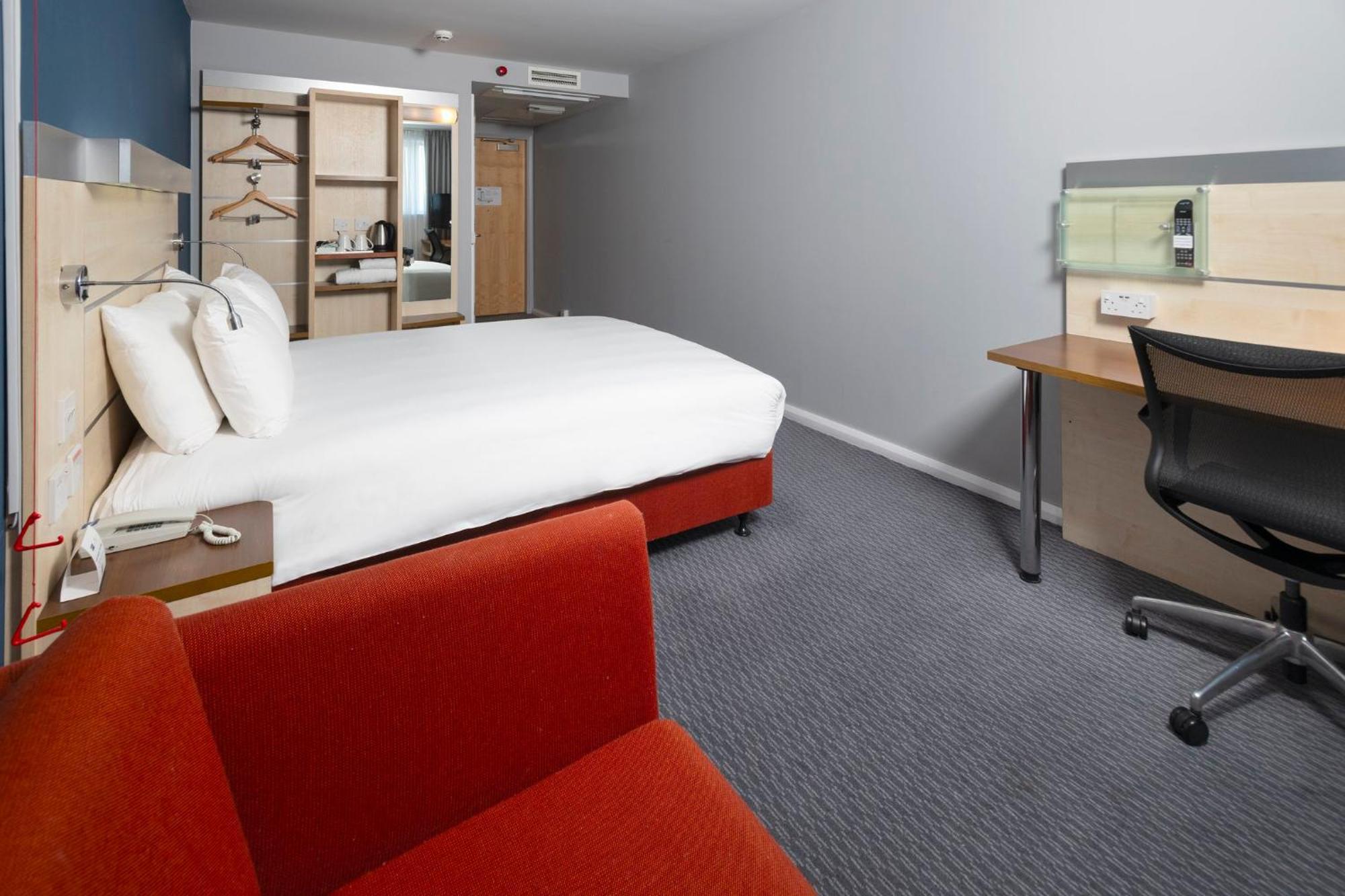 Holiday Inn Express Swindon City Centre By Ihg Extérieur photo