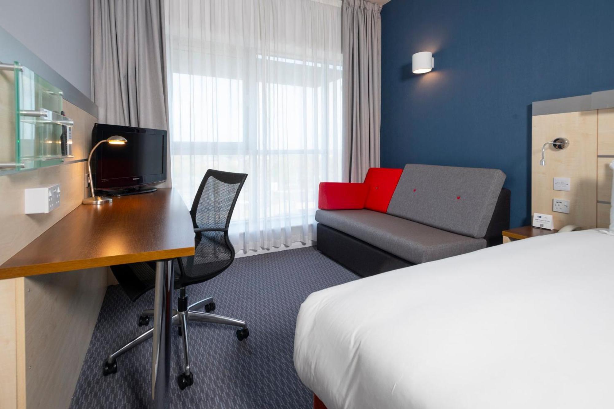 Holiday Inn Express Swindon City Centre By Ihg Extérieur photo