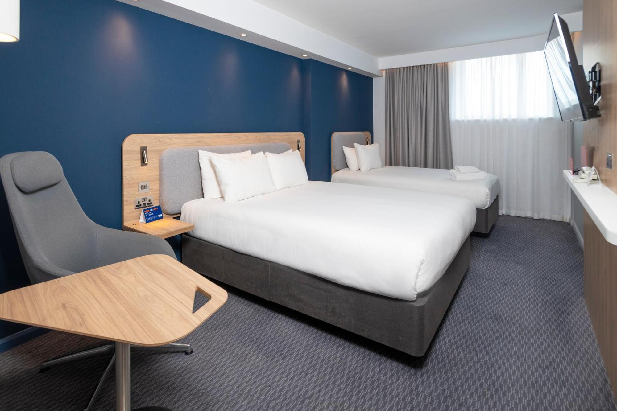 Holiday Inn Express Swindon City Centre By Ihg Extérieur photo