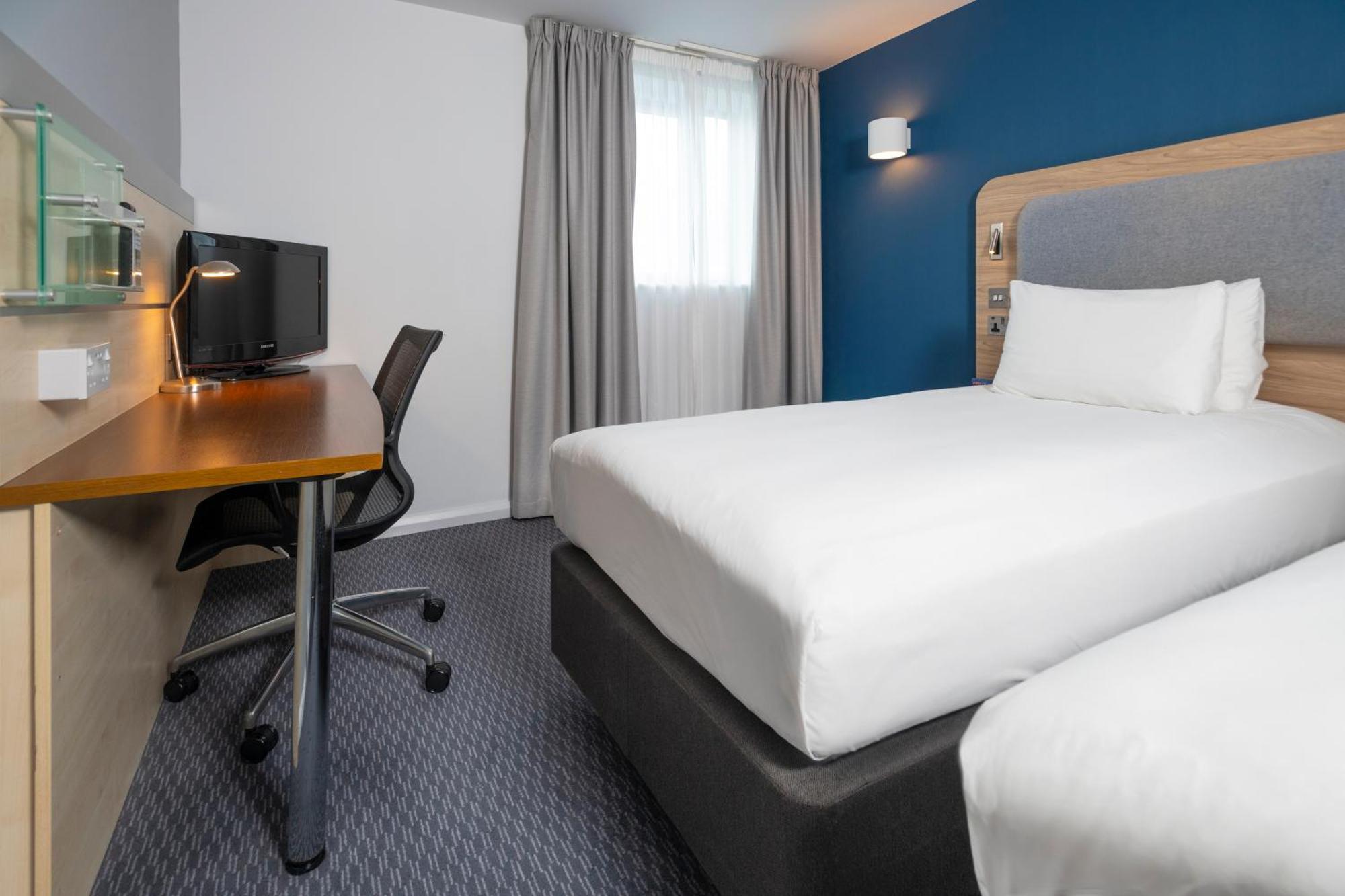 Holiday Inn Express Swindon City Centre By Ihg Extérieur photo